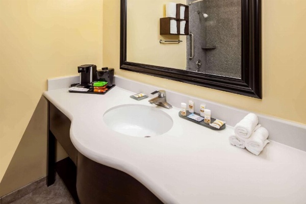 La Quinta Inn & Suites by Wyndham Inglewood image 25