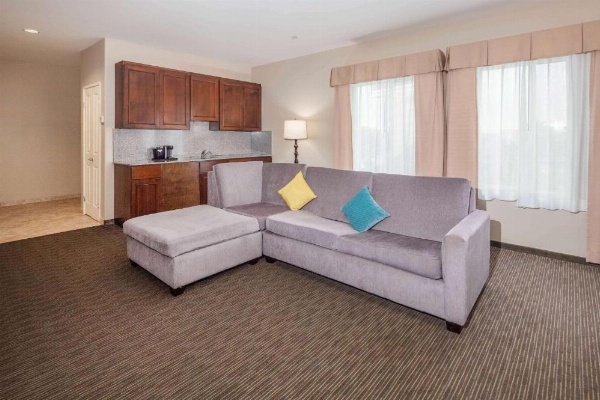 La Quinta Inn & Suites by Wyndham Inglewood image 26